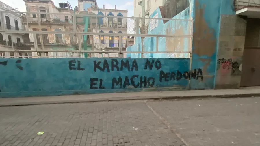 'El karma no perdona... el macho' painted on a Havana wall