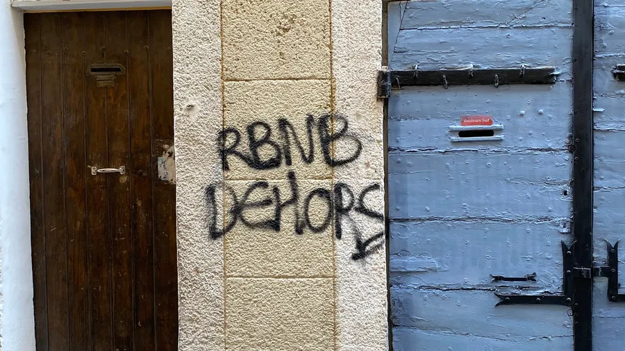 'RBNB dehors' tag between an old door and a blue shutter