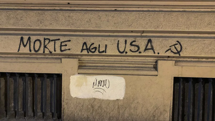 'Morte agli USA' with hammer and sickle on a Florence wall