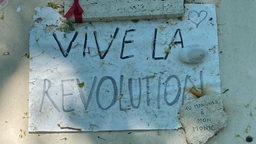 Chalky handwritten 'Vive la révolution' on a slab, red ribbon