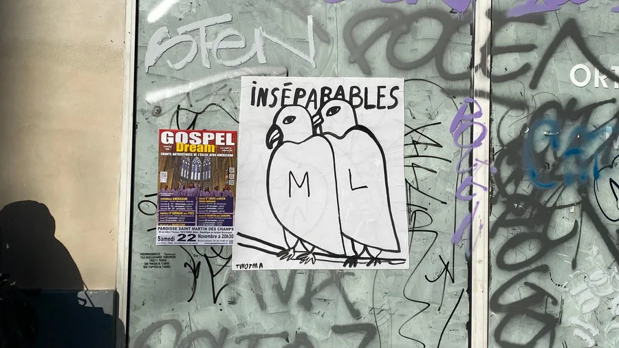 'Inséparables' sticker of two birds marked M and L
