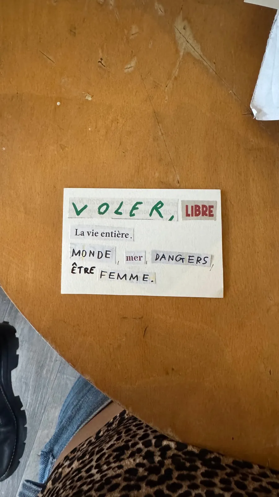 Cut-out word collage: 'Voler, libre… être femme'