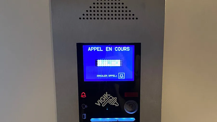Intercom screen 'appel en cours', blue glow
